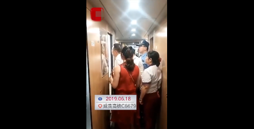 17岁女大学生躲高铁厕所抽烟致列车紧急制动
